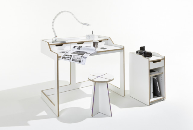 Schreibtisch Plane von Müller Möbelwerkstätten mit passendem Hocker und Container