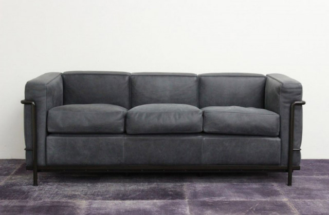 Dreisitzer Sofa LC2 von Cassina in grauem Leder