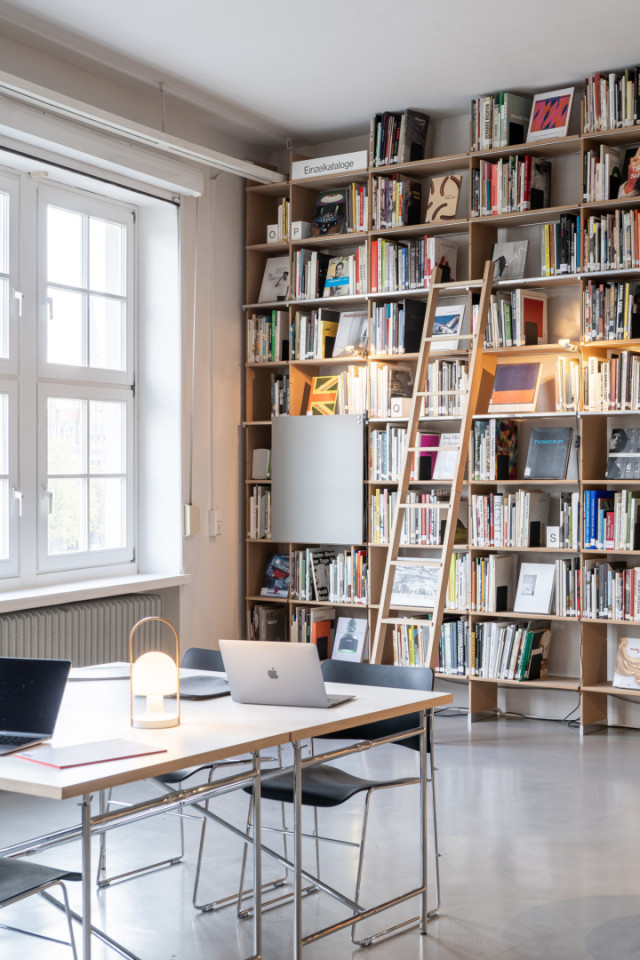 Nils Holger Moormann FNP Regal von Axel Kufus als Bücherwand mit Leiter