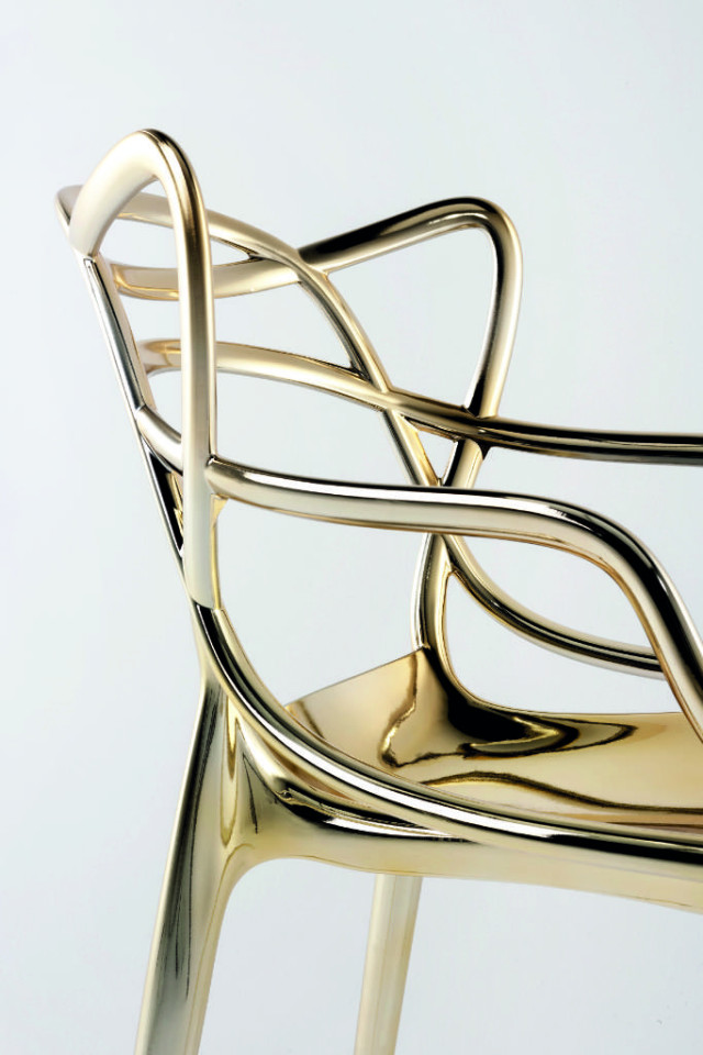 Rückenlehne des Kartell Masters Chair – grafisches Geflecht aus den Silhouetten von Jacobsen, Saarinen und Eames