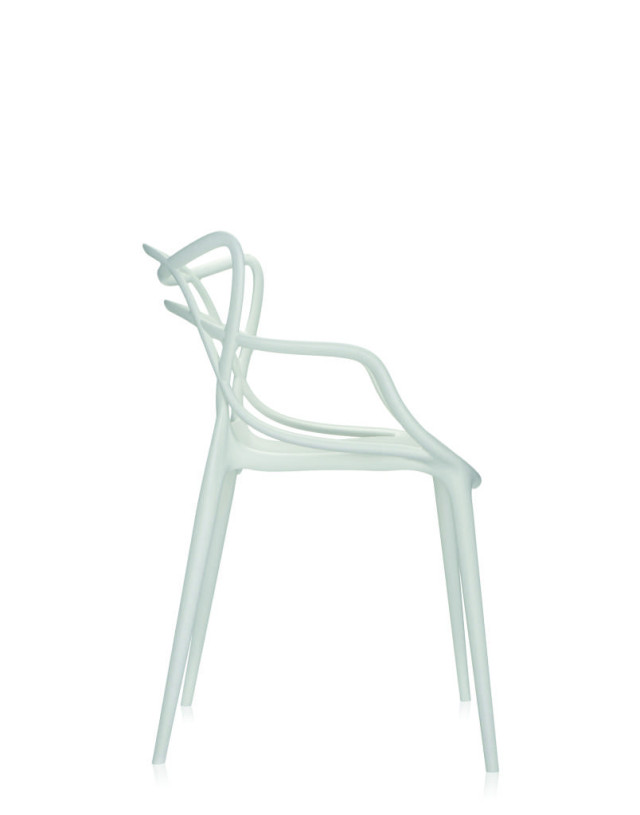 Rückenlehne des Kartell Masters Chair – grafisches Geflecht aus den Silhouetten von Jacobsen, Saarinen und Eames
