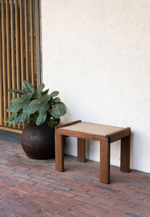 Hocker Mãrum Bench von Murubi aus Amerikanischem Nussbaum und Geflecht in einem hellen Ambiente
