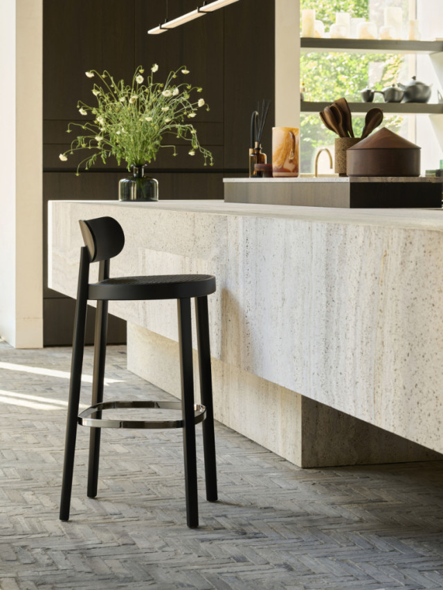 Thonet Barstuhl 118 in Buche Schwarz am Küchenblock aus Naturstein