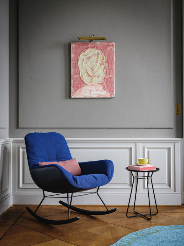 Einrichtungstrends 2026: Leya Rocking Chair von Freifrau in Trendfarbe Blau