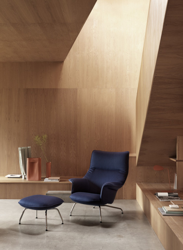 Einrichtungstrend 2026: Sessel Doze von Muuto in Dunkelblau, kombiniert mit warmen Hölzern