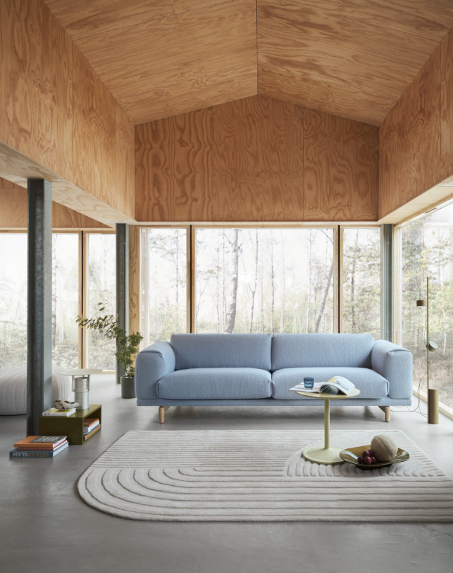 Einrichtungstrends 2026: Muuto Sofa Rest in Hellblau und Teppich Relevo in Hellgrau