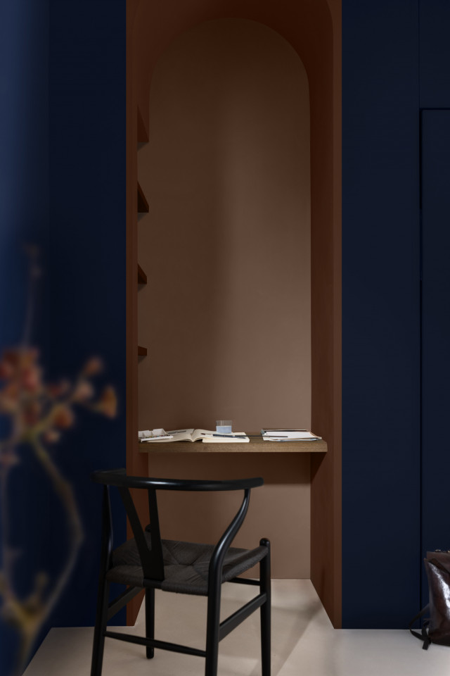 Arbeitsnische in unterschiedlichen Brauntönen, umrahmt von einer Wand in Dulux Slow Swing™