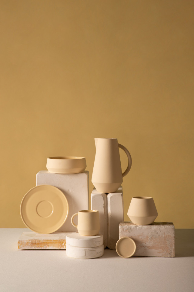 Geschirr-Set Unison von Schneid Studio in der Farbe Gelb