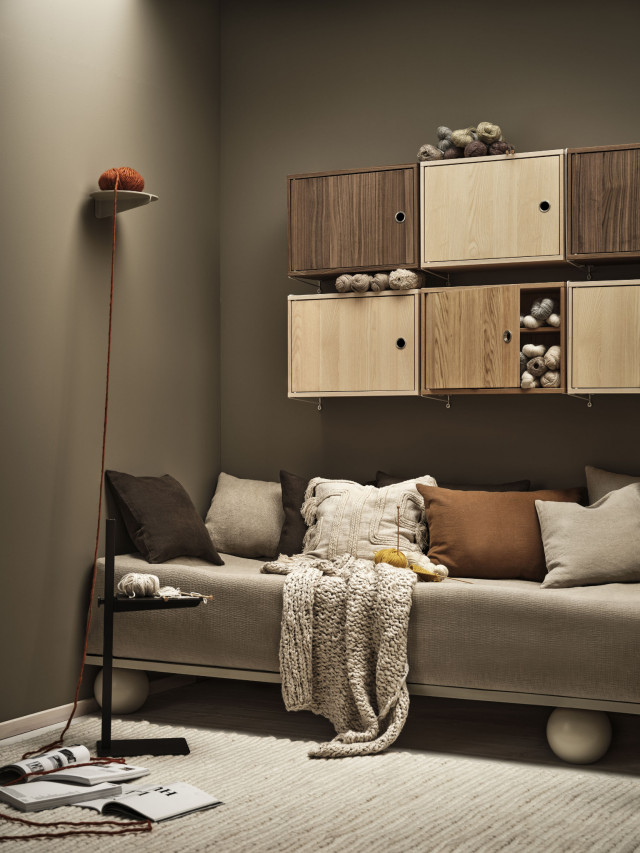 Hänge-Sideboard von String Furniture mit Türen aus verschiedenen Hölzern