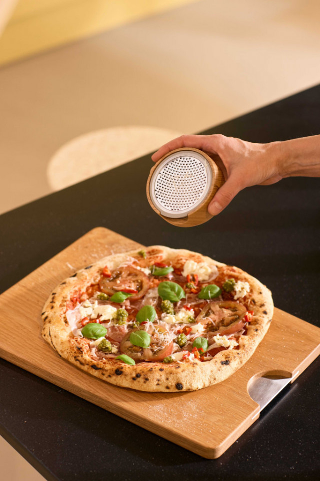 Küchenreibe Champagne von Crushgrind aus Eiche und Edelstahl