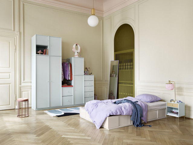 Schrank und Bett von Montana Furniture im Schlafzimmer