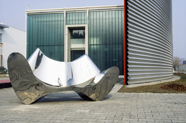 Draenert Orangerie mit Metallskulptur von Ron Arad