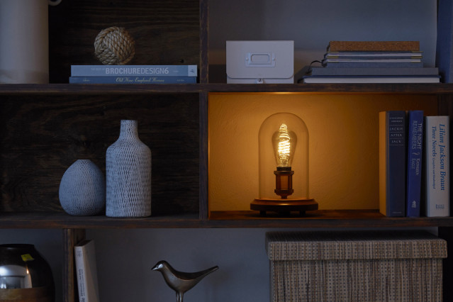 Glühbirne Philips Hue Filament Edison von Signify als Leuchtmittel in einer Tischleuchte