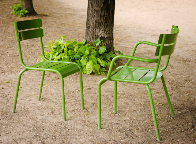 Gartenstühle aus grün lackiertem Metall