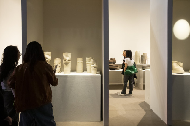 Rina Menardi Keramik Accessoires auf dem Salone del Mobile 2023 in Mailand