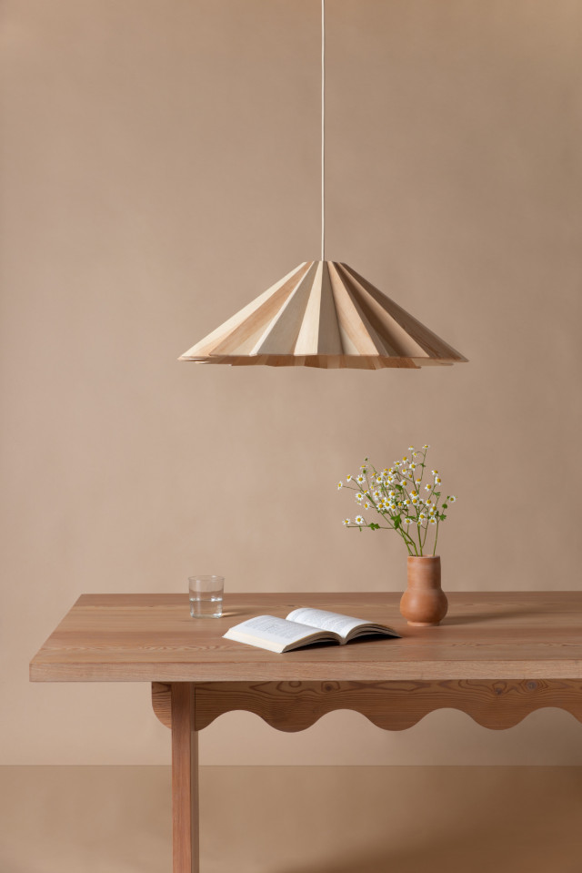 Pendelleuchte Stratus aus Holz von Schneid Studio