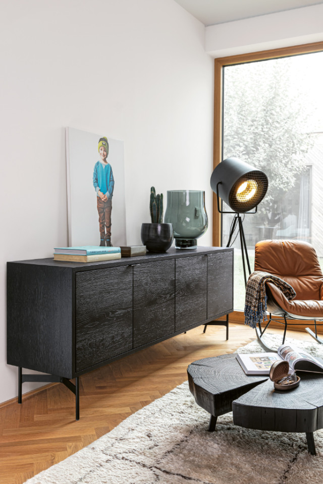 Janua Holz Sideboard SC 21 aus Eiche schwarz gebeizt im Wohnzimmer