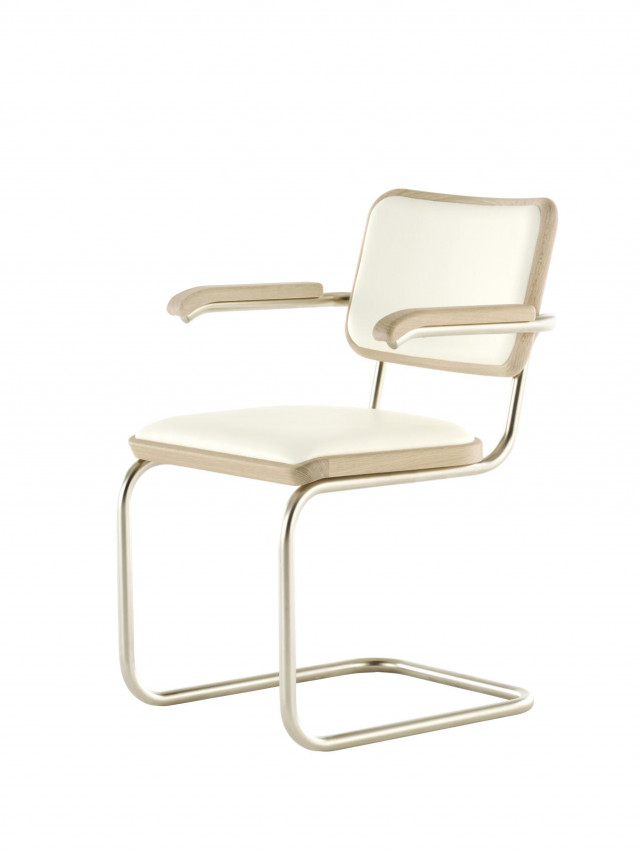 Thonet Freischwinger S64 in der Sonderedition von Jil Sander mit hellem Holz, weißem Leder und farbigem Gestell