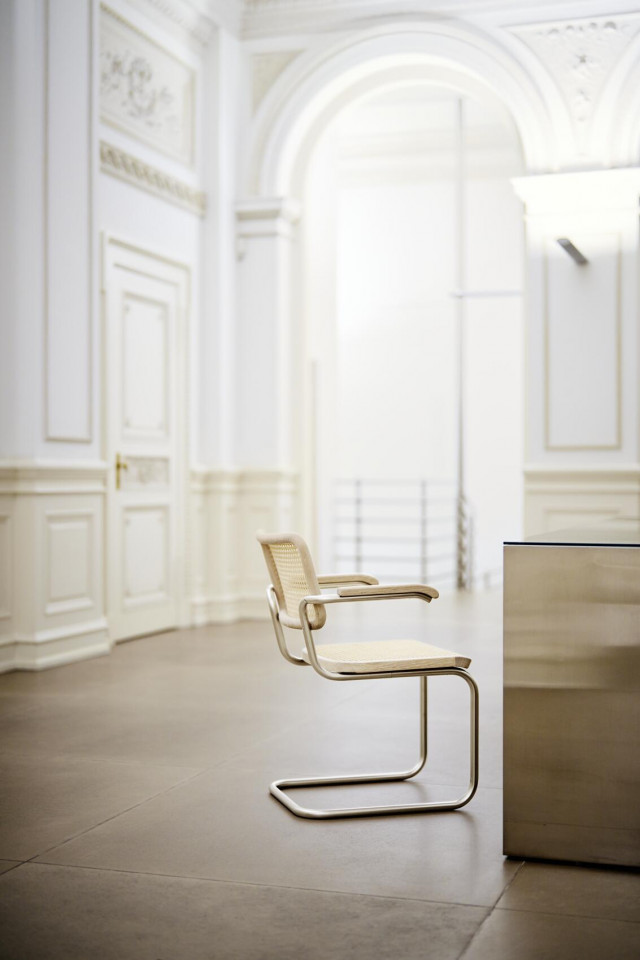 Stahlrohr-Freischwinger S 64 von Thonet in der Reedition von Jil Sander