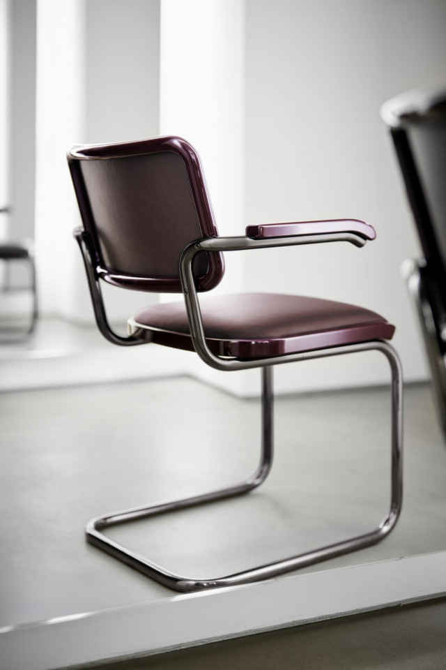 Stahlrohr-Freischwinger S 64 von Thonet in der Reedition von Jil Sander