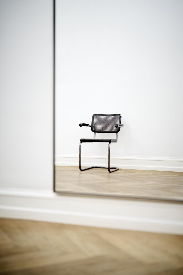 Stahlrohr-Freischwinger S 64 von Thonet in der Reedition von Jil Sander