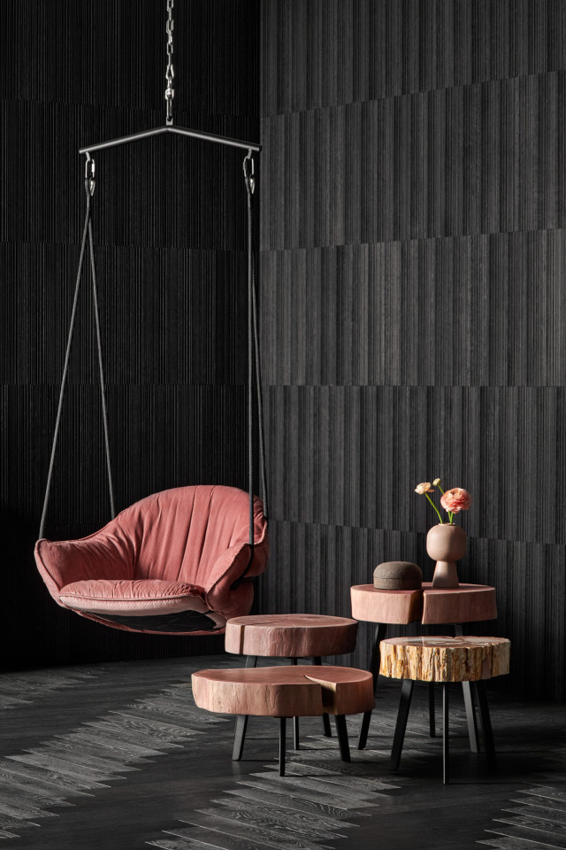 Janua Beistelltische Stomp mitTischplatte in NCS Farbausführung von Schotten & Hansen und Freifrau Schaukelsessel in Rosetönen