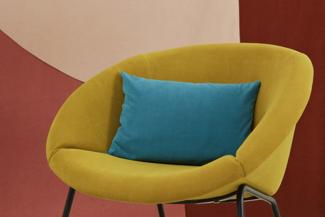 Sessel 369 von Walter Knoll mit gelbem Bezug