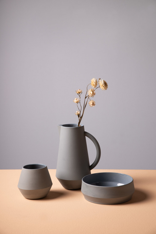 Unison Keramikgeschirr: Tasse, Karaffe und Schale von Schneid Studio