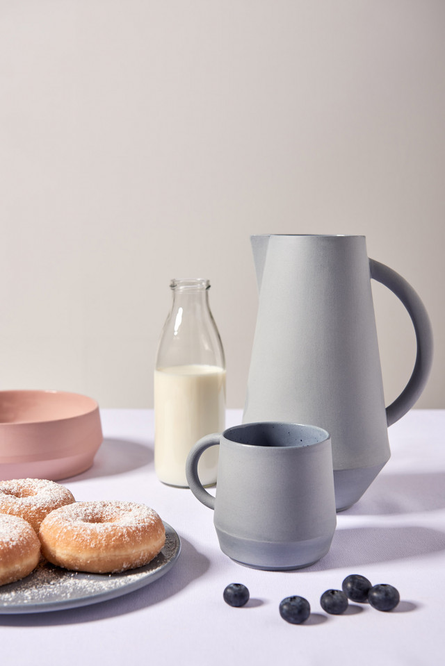Unison Keramikgeschirr: Tasse, Karaffe und Teller von Schneid Studio